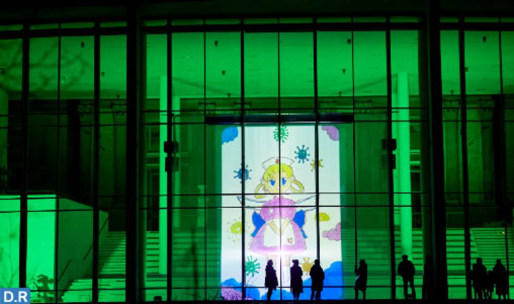 Des dessins d’enfants souiris projetés sur les façades du prestigieux “Statens Museum for Kunst” au Danemark