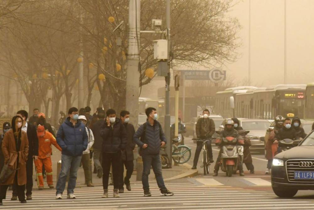 Pékin suffoque sous une tempête de sable et un pic de pollution