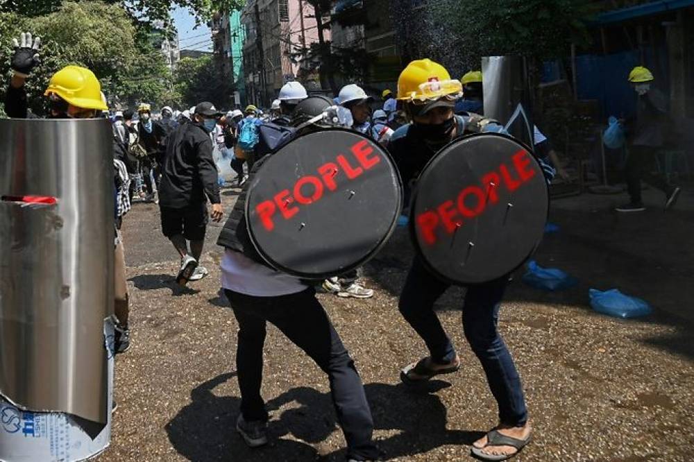 Birmanie: trois manifestants tués, magasins et usines fermés après l'appel à la grève générale
