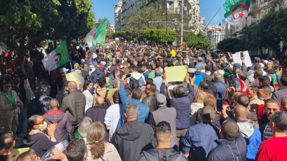 Algérie: Malgré les menaces et insultes de l'armée, le Hirak en démonstration de force pour son 108e vendredi