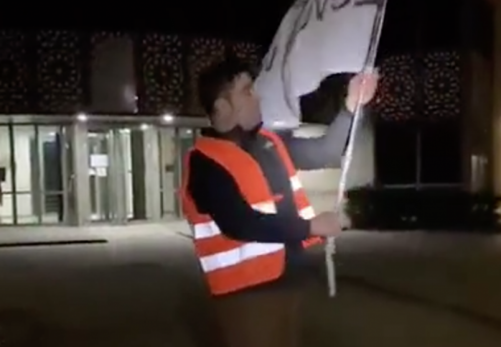 Quand un séparatiste rifain profane le drapeau national à la porte d’un Consulat marocain aux Pays-Bas
