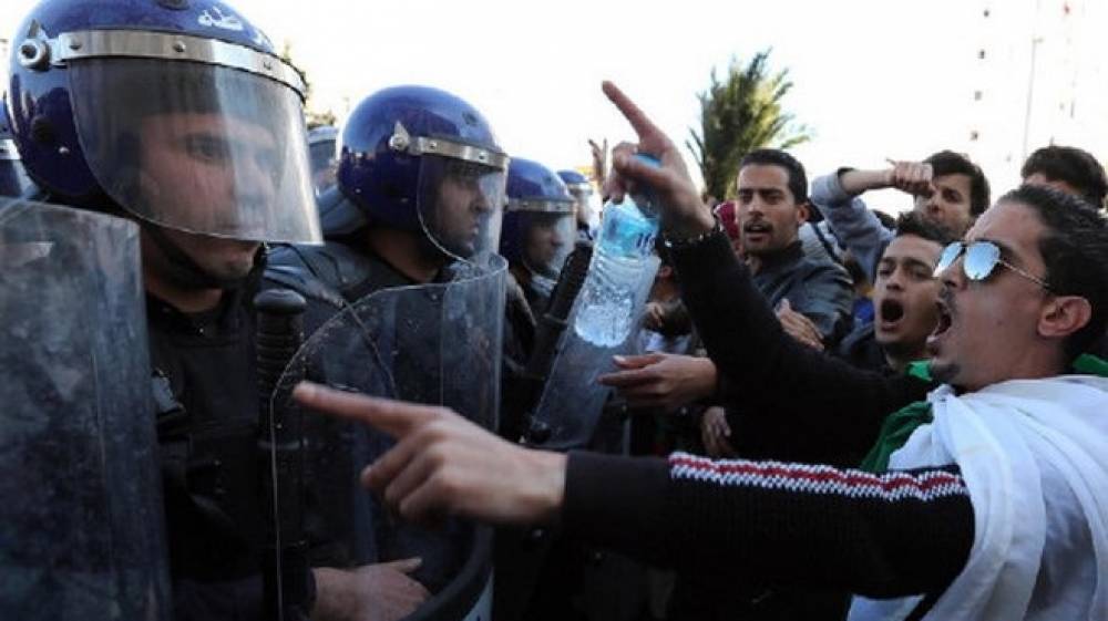 Algérie | Affrontements violents entre la police et des manifestants après la condamnation d’un militant du hirak
