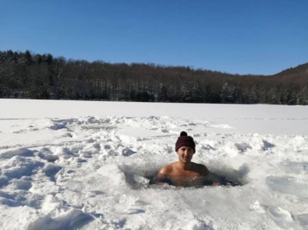 Karim El Hayani, de mineur isolé au record du semi-marathon pieds nus dans la neige