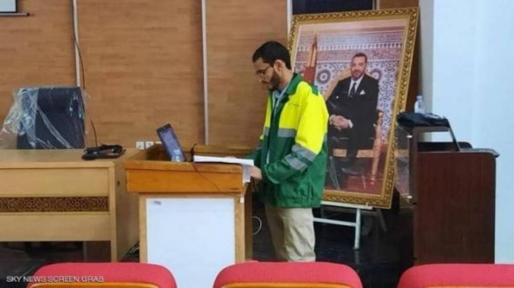 Beni Mellal : Un jeune marocain soutient sa thèse de doctorat en tenue d’éboueur