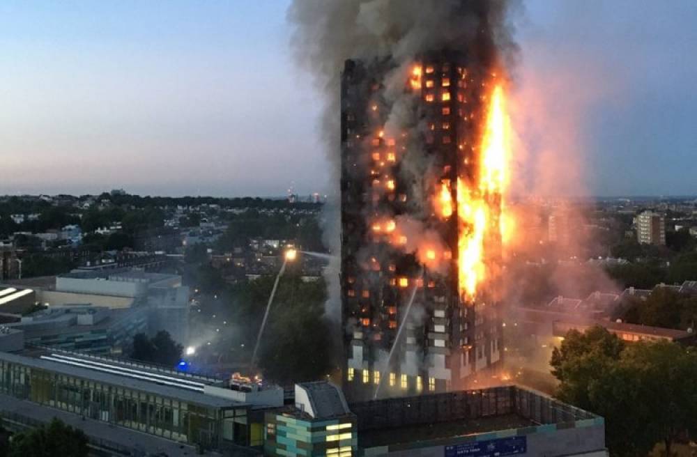 Londres: une tour du centre ville prend feu