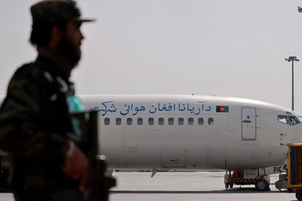 Afghanistan : les talibans interdisent aux femmes de voyager en avion sans parent masculin