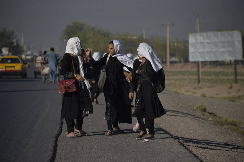 Afghanistan : les talibans ordonnent de fermer les collèges et lycées aux filles, juste après leur réouverture