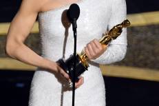 Au menu des Oscars: la fameuse gifle et des mains coiffées de hot dogs