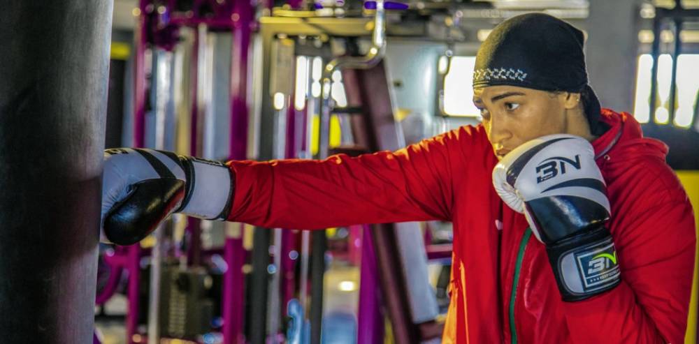 Mondiaux de boxe: Khadija El Mardi et Yasmine Moutaqui qualifiées en demi-finales