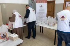 L’Agence Bayt Mal Al-Qods Acharif poursuit la campagne d’aide sociale du Ramadan à Al-Qods et ses environs