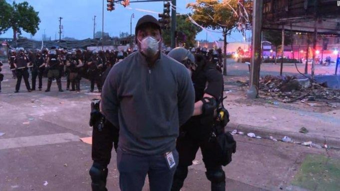 Vidéo choc – La police arrête le correspondant de CNN qui couvrait en direct les manifs de Minneapolis