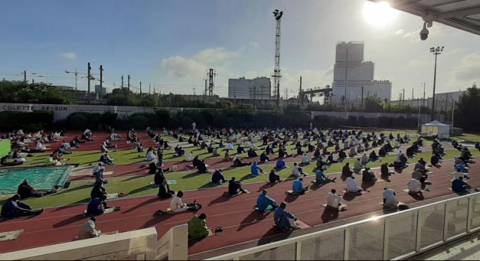 Vidéo – France: 2.500 musulmans se sont réunis dans un complexe sportif pour la prière de l’Aïd sans se toucher