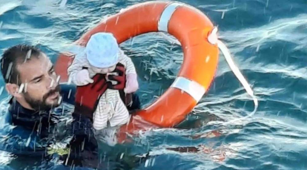 La photo du bébé secouru à Ceuta ou en Turquie ?