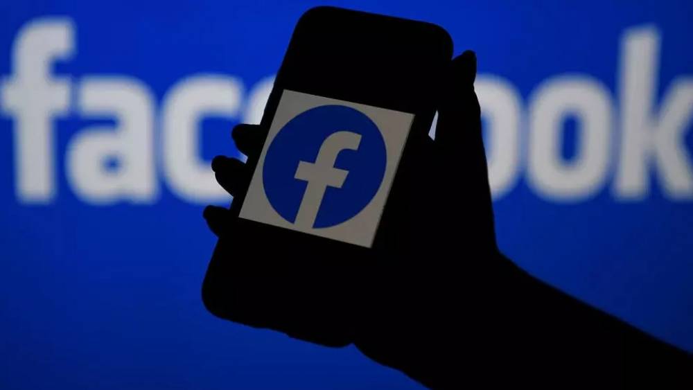 Facebook ne va plus bannir les théories selon lesquelles le Covid-19 proviendrait d'un laboratoire