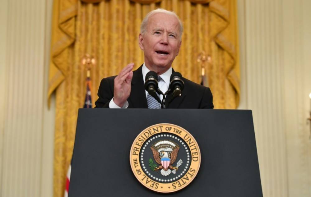 Biden annonce l’envoi de vaccins à travers le monde, tacle Moscou et Pékin