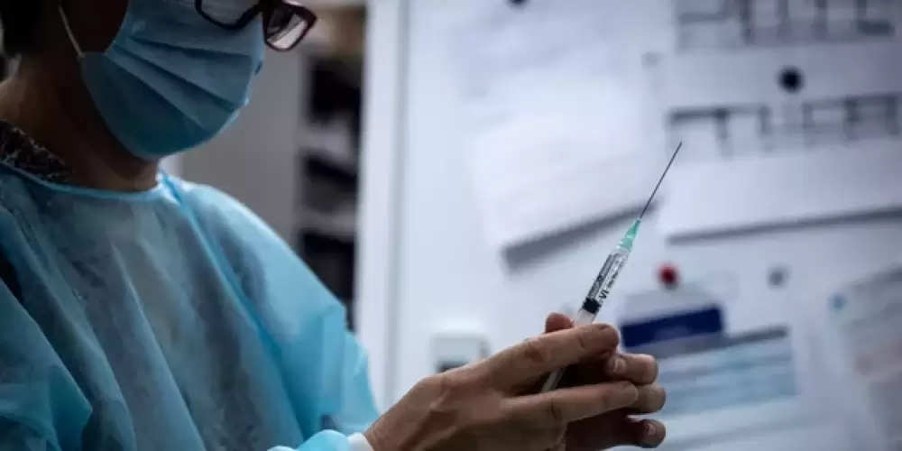 Covid : le vaccin réduit de 87% le risque d'être hospitalisé chez les plus de 75 ans