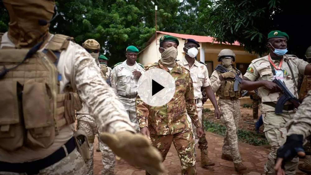 Contestation, coup d'État, éviction du nouvel exécutif : une année de crise politique au Mali