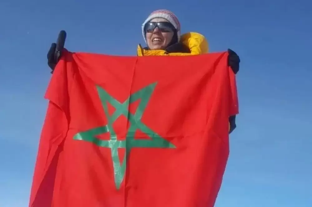 Le Roi loue l'exploit de l'alpiniste Bouchra Baibanou