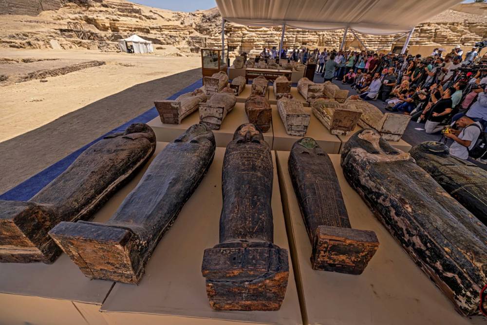 L’Égypte dévoile des statues et sarcophages découverts à Saqqara