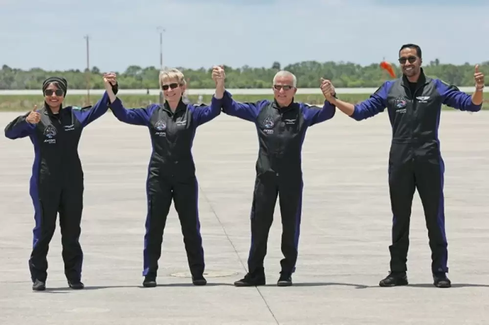 Deux astronautes saoudiens, un homme et une femme, décollent vers l'ISS