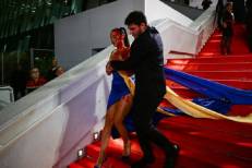 Cannes: une femme vêtue aux couleurs de l'Ukraine se recouvre de faux sang sur le tapis rouge