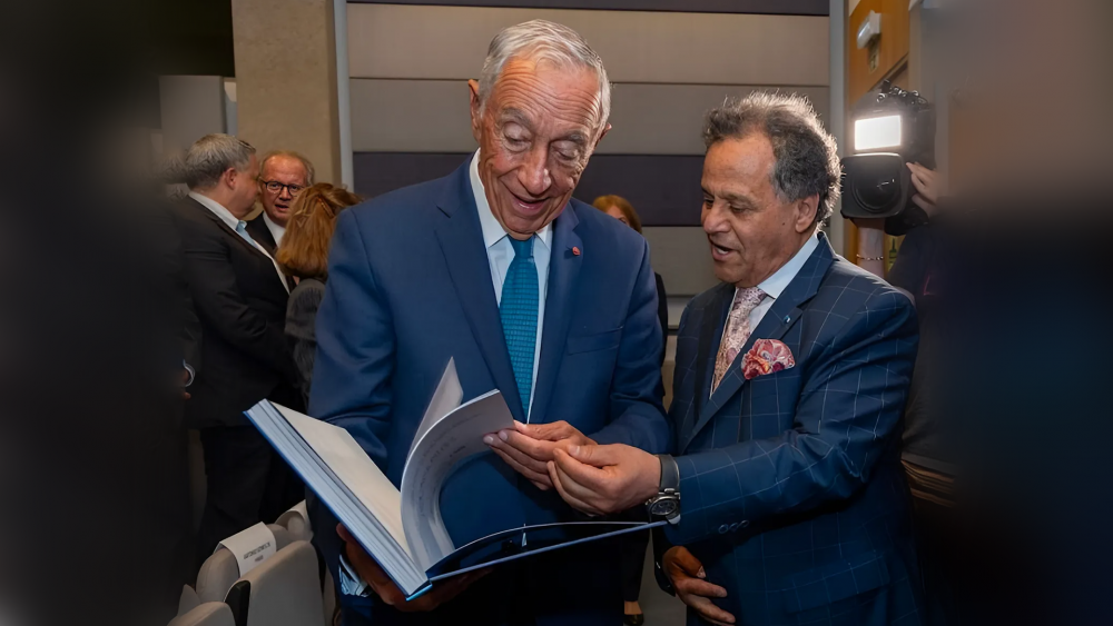 Mehdi Qotbi offre le catalogue de l’exposition «Vieira da Silva-Arpad Szenes» au Président du Portugal, Marcelo Rebelo de Sousa