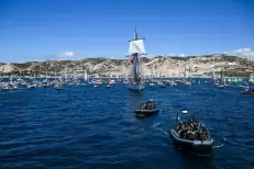 JO de Paris 2024 : début de la parade maritime pour l'arrivée de la flamme olympique à Marseille
