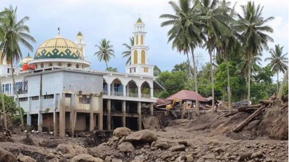 Inondations en Indonésie: le bilan atteint 67 morts, les recherches continuent