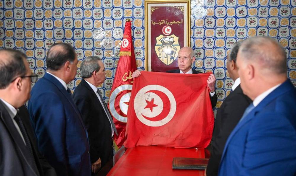 Tunisie : Une dizaine de responsables devant la justice suite au scandale lié au drapeau national