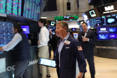 Marchés asiatiques: les Bourses reculent, le dollar sous pression, les tensions commerciales refont surface