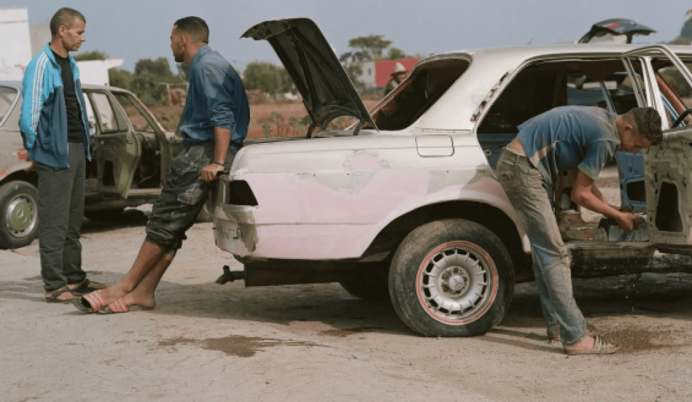 La photographe Myriam Meloni documente la Mercedes 240D dans le Maroc rural