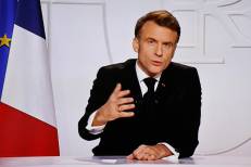 Le président français annonce un nouvel investissement de 100 millions d'euros pour attirer les chercheurs étrangers