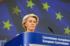 Vaccins contre le Covid: la justice européenne tranche sur les SMS de von der Leyen