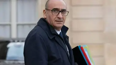 La France confirme la reprise des expulsions d'Alg...