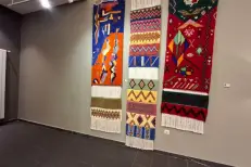 «Nœud, couleur et esprit»: Houcine Htoutou tisse l’âme amazighe à la Galerie Zéphyr