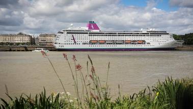 France : confinement des passagers d'un paquebot à...