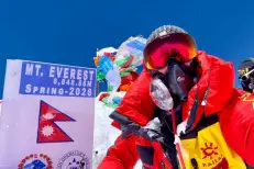 Nawal Sfendla signe un exploit historique avec l’ascension de l’Everest et du Lhotse en une seule poussée