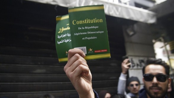 Le peuple algérien brandit un carton rouge au régime Tebboune