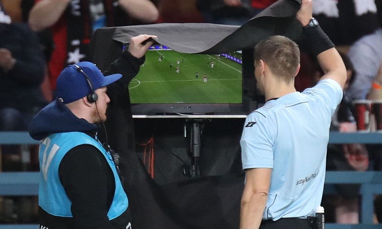 Foot: la Fifa planche sur une VAR simplifiée, déployée à grande échelle