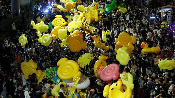 Thaïlande : des milliers de manifestants pro-démocratie à Bangkok