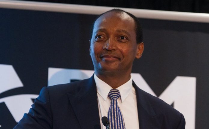 Foot: le milliardaire sud-africain Motsepe candidat à la présidence de la CAF