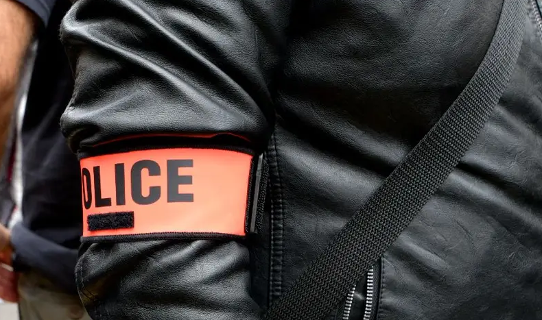 Tirs de mortier d'artifice contre des policiers devant un lycée