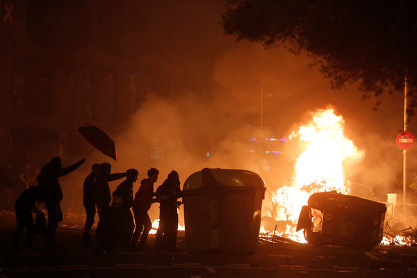 Covid: Ces manifestations qui éclatent à cause des nouvelles restrictions (round-up)