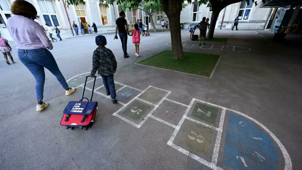 Covid: le nombre de classes fermées au plus haut depuis la rentrée