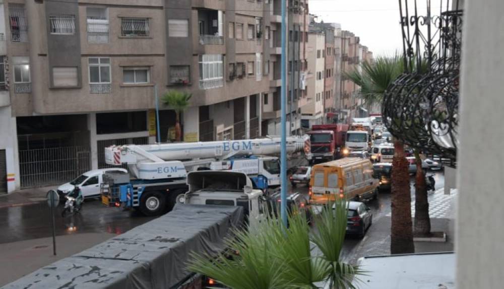 Les poids-lourds en pleins quartiers résidentiels…impossible de circuler à Casablanca