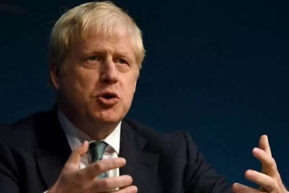 En pleine crise, Boris Johnson appelle Emmanuel Macron à reprendre les migrants