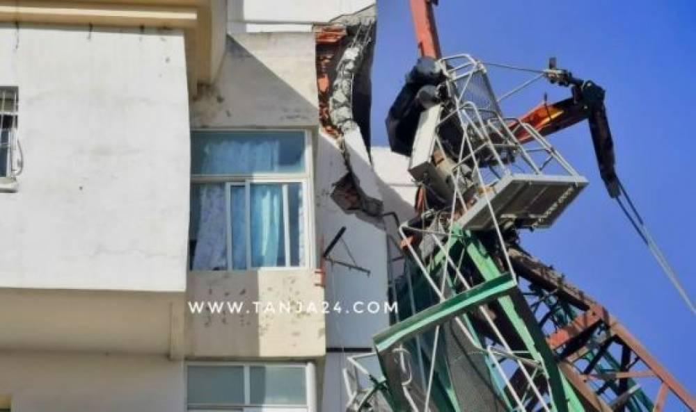 La chute d'une grue sur une résidence éventre un appartement à Tanger