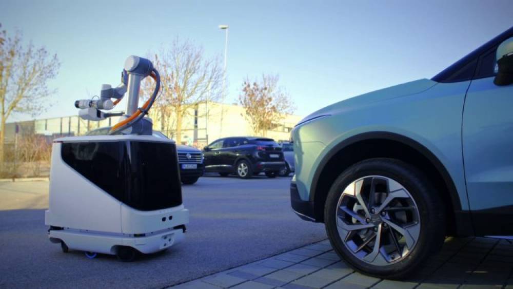 Un robot pour recharger les voitures électriques