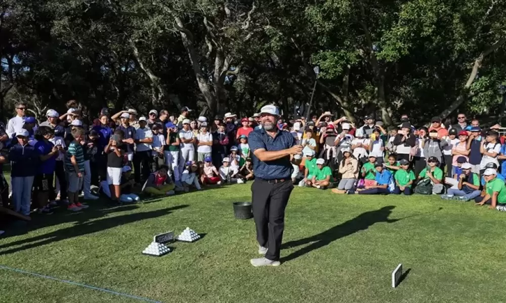 Erik Compton partage ses connaissances avec des jeunes golfeurs marocains