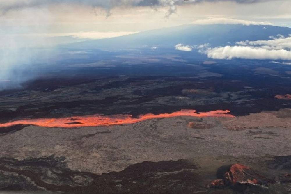 Le plus grand volcan actif du monde entre en éruption à Hawaï